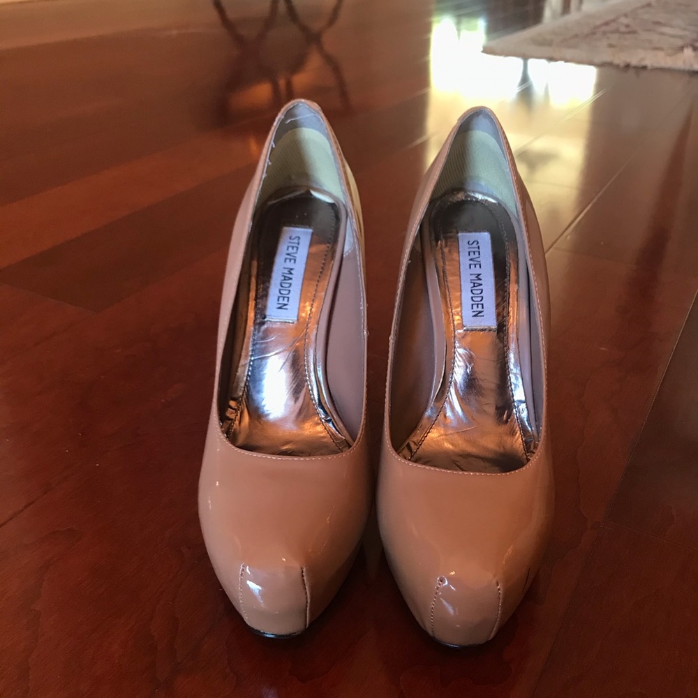 Nude/Tan patten leather Steve Madden pumps